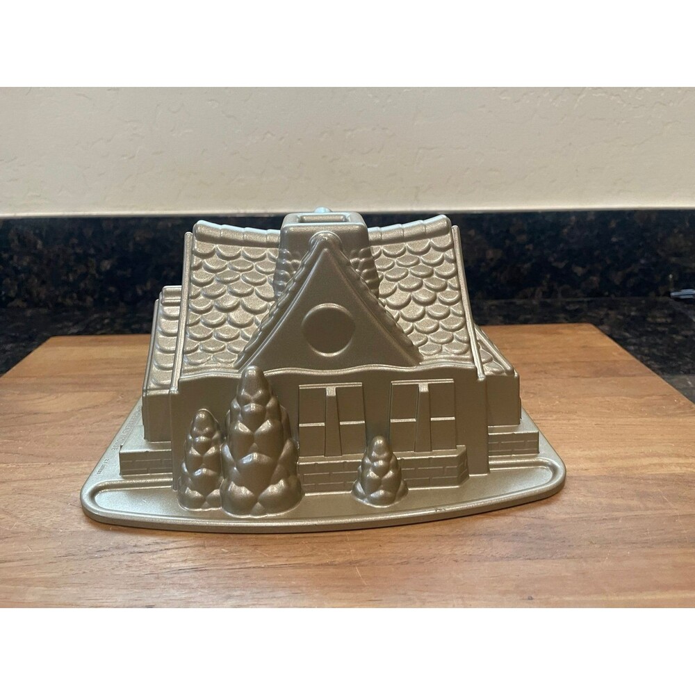 Nordic Ware Gingerbread House Bundt Cake / Cake Mold